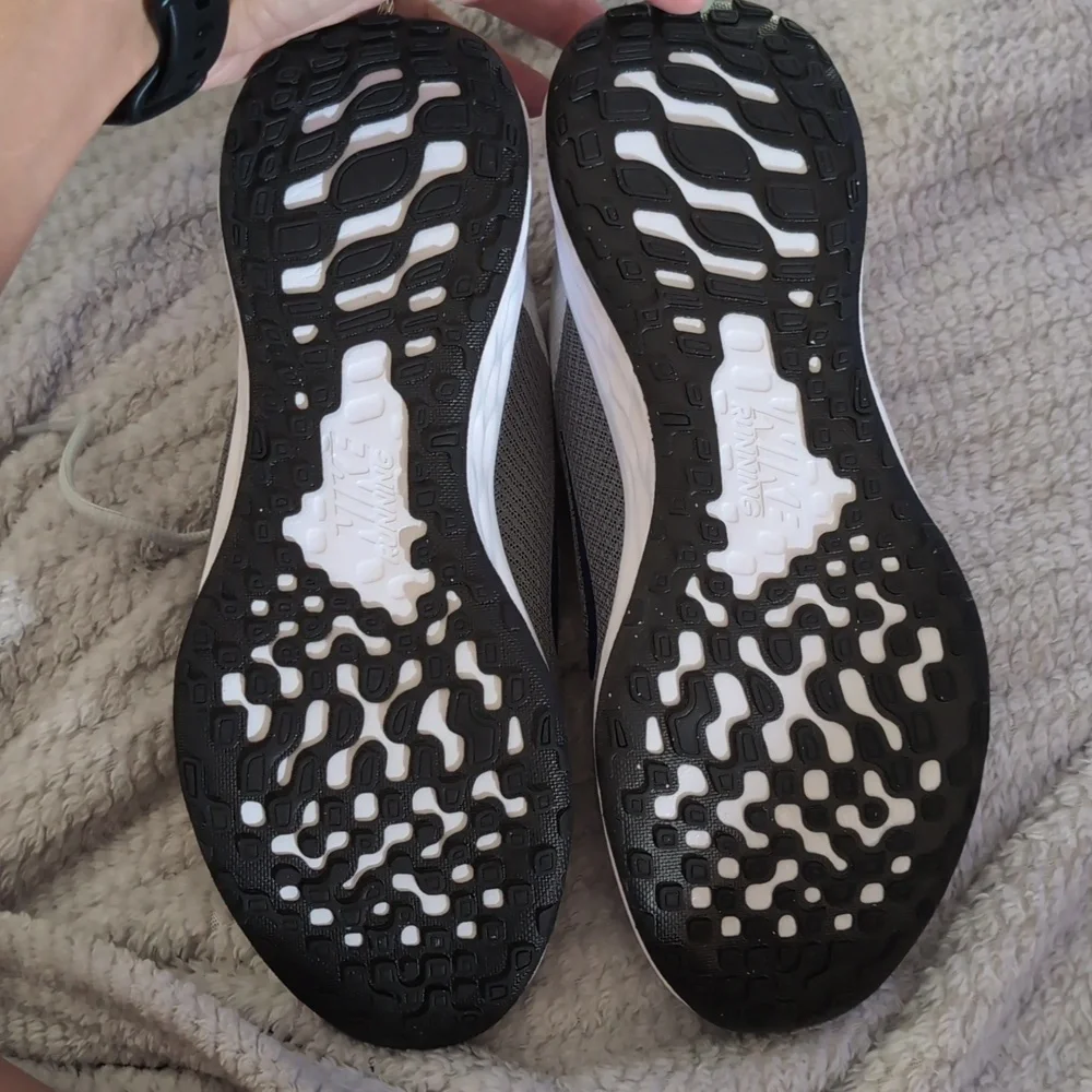 Nike Revolution 6 Big Kids' Road Running Shoes - Picture 5 of 7